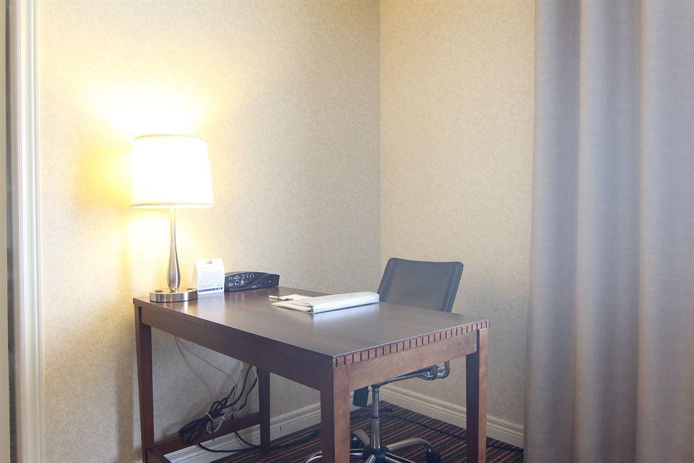 Holiday Inn Express Whitby Oshawa By Ihg Екстериор снимка