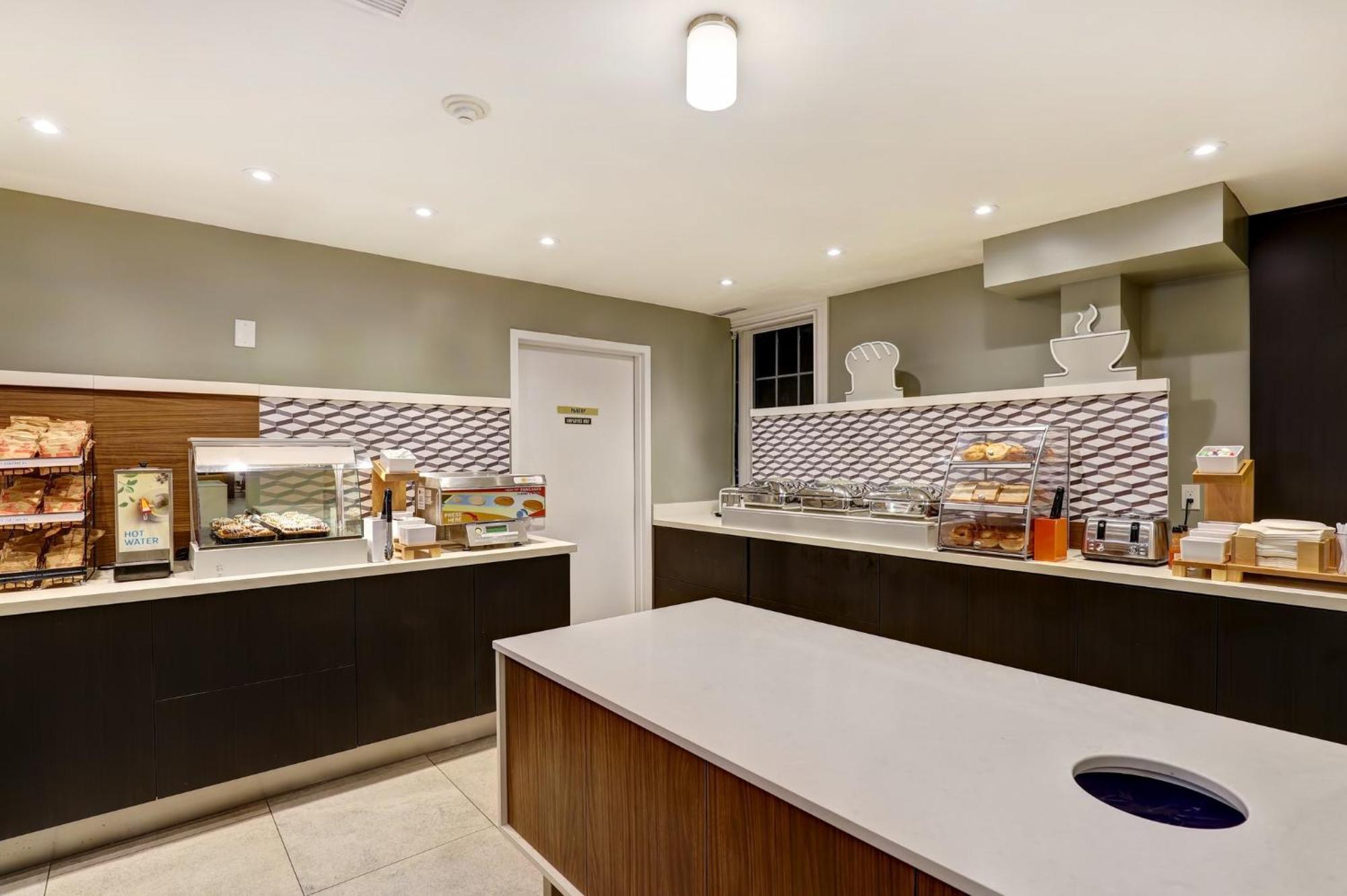 Holiday Inn Express Whitby Oshawa By Ihg Екстериор снимка