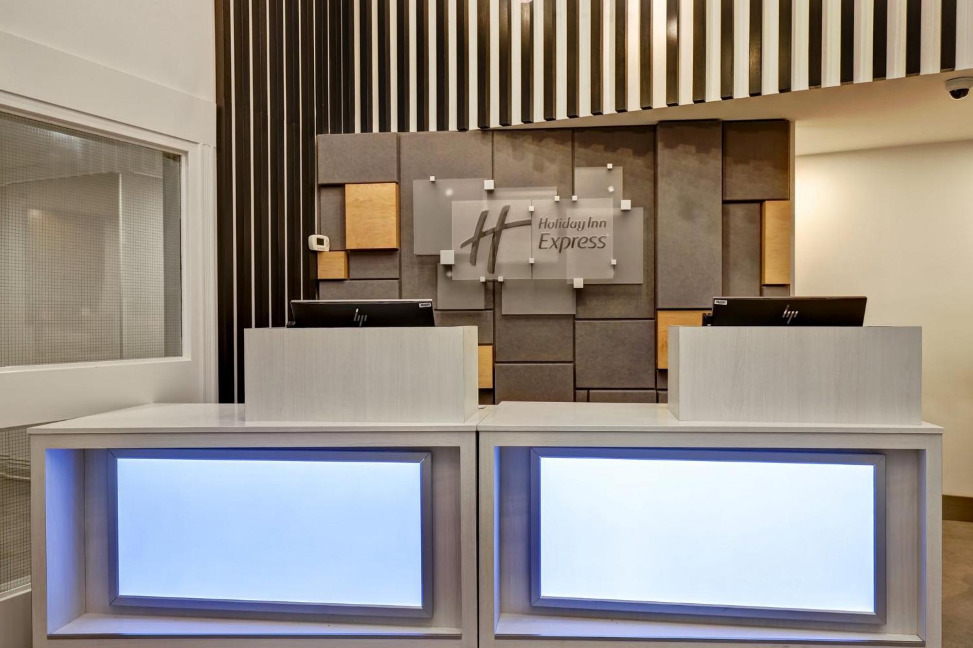 Holiday Inn Express Whitby Oshawa By Ihg Екстериор снимка