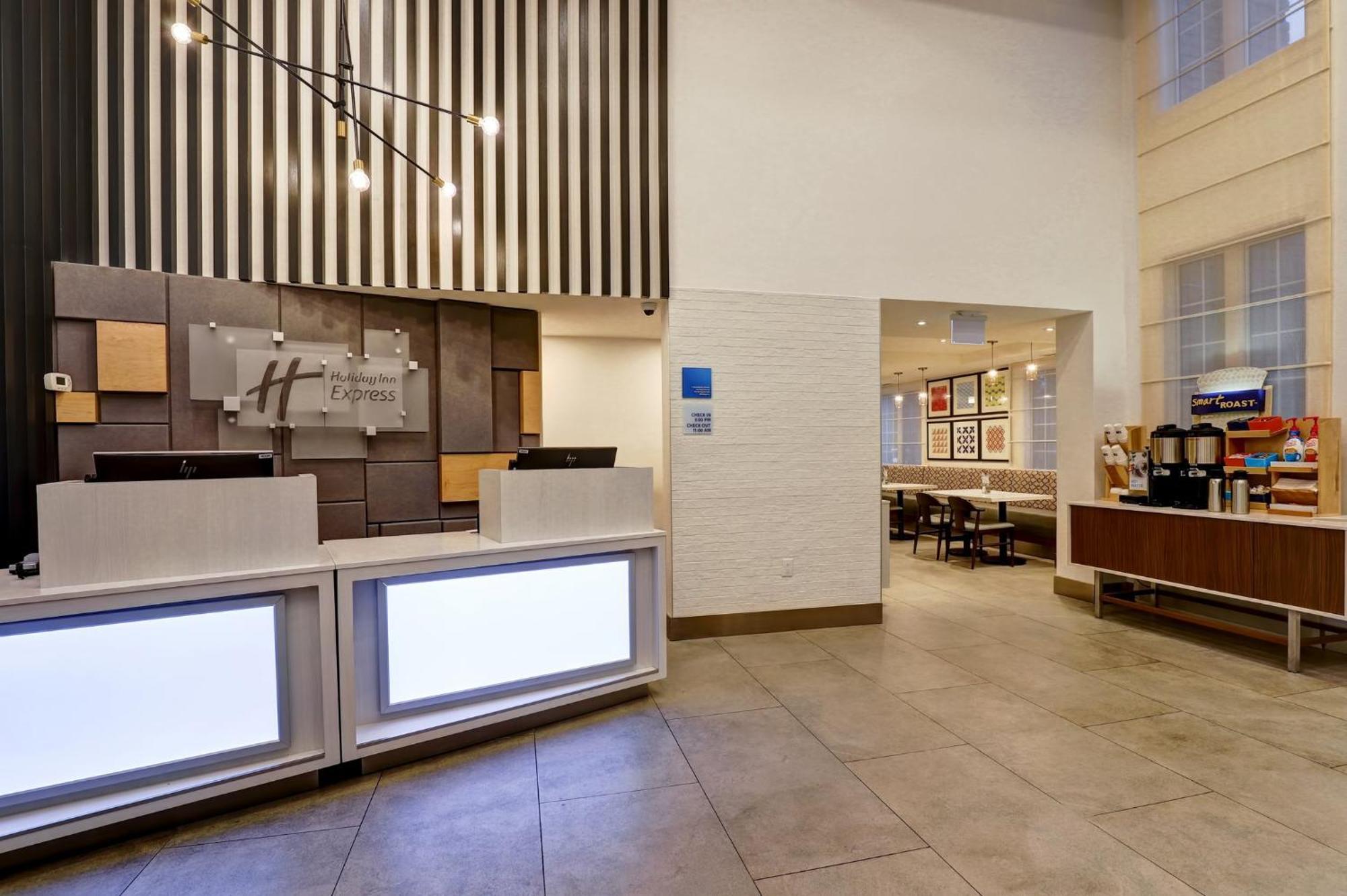 Holiday Inn Express Whitby Oshawa By Ihg Екстериор снимка