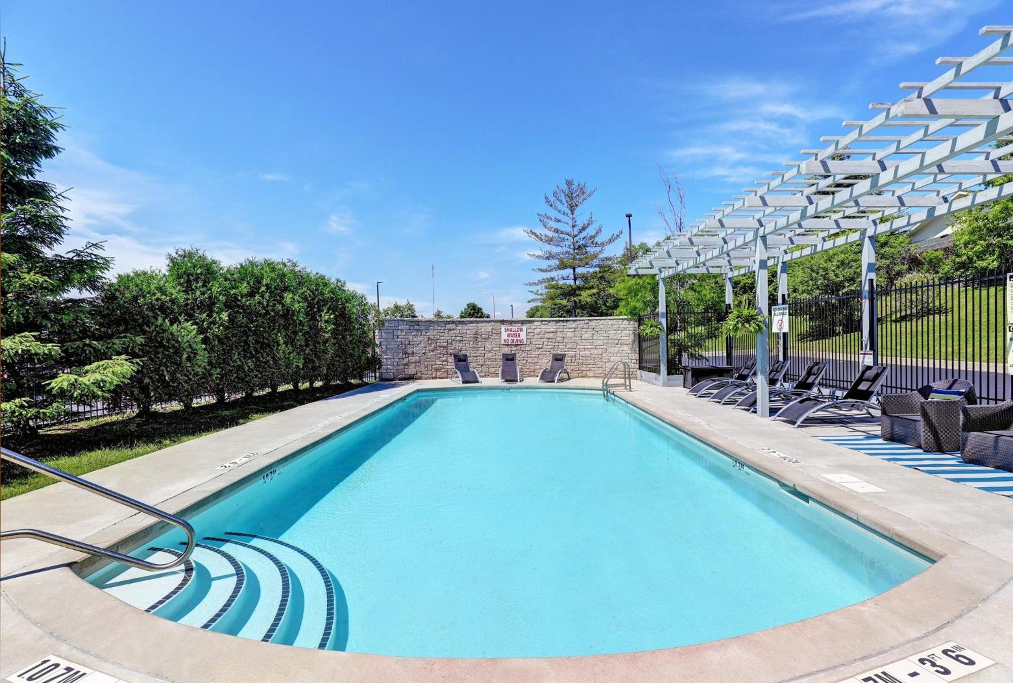 Holiday Inn Express Whitby Oshawa By Ihg Екстериор снимка