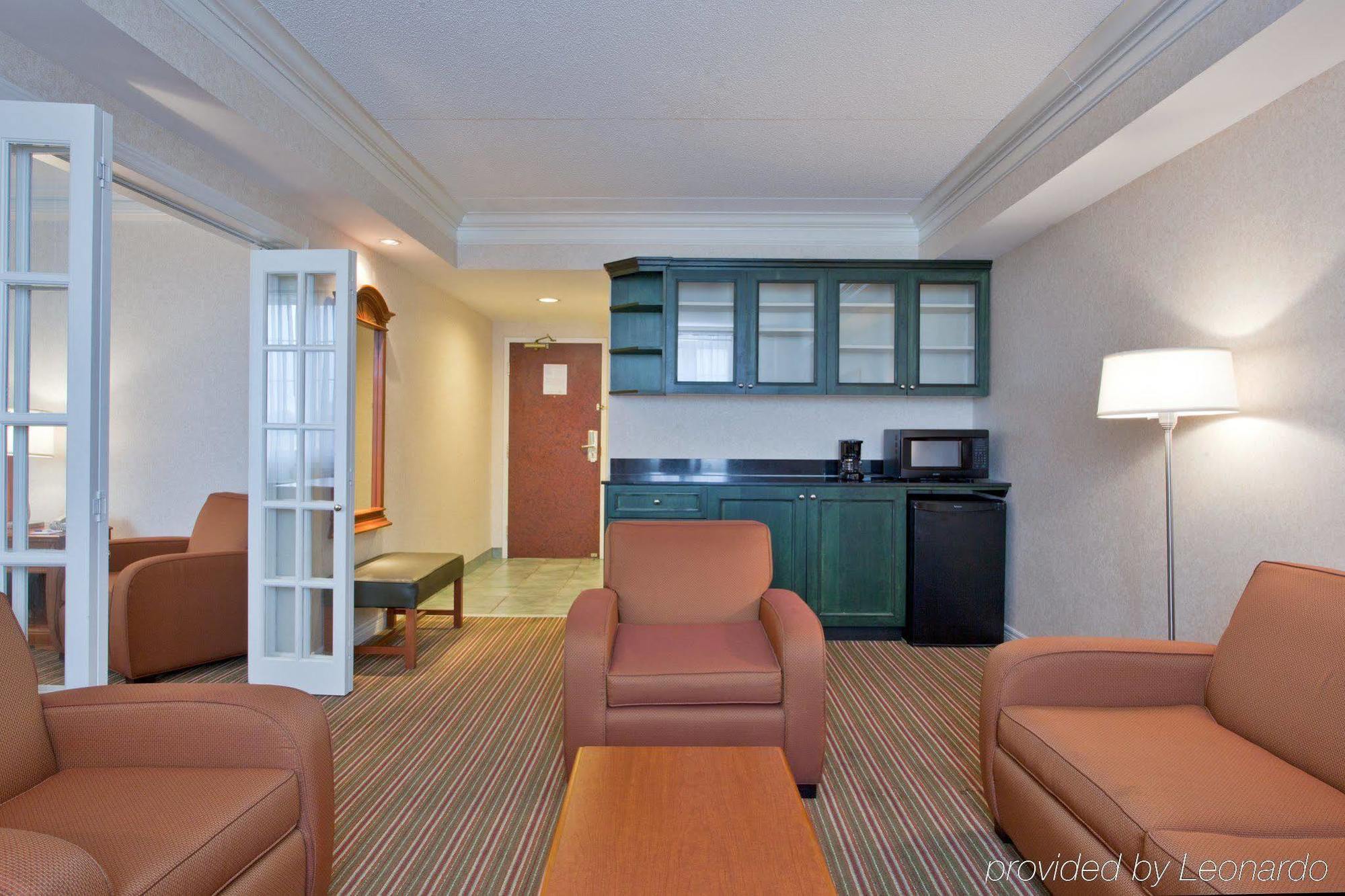 Holiday Inn Express Whitby Oshawa By Ihg Стая снимка