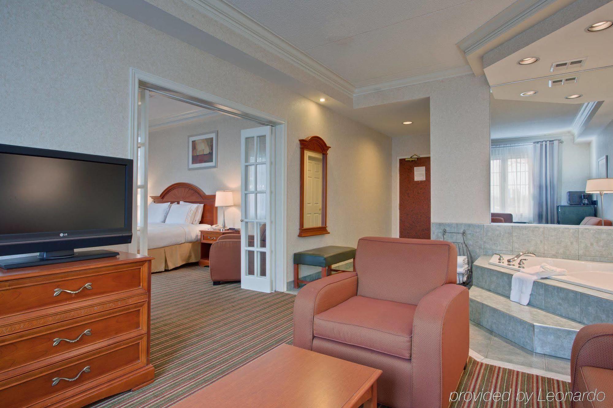 Holiday Inn Express Whitby Oshawa By Ihg Стая снимка